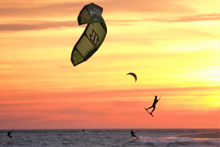 Kitesurfers op voorne putten